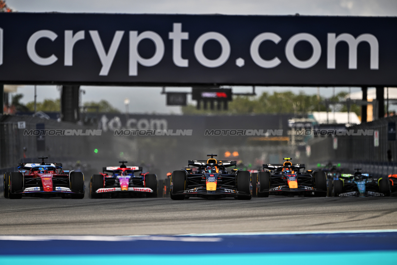 GP MIAMI, Max Verstappen (NLD) Red Bull Racing RB20 davanti a at the partenza of Sprint.

04.05.2024. Formula 1 World Championship, Rd 6, Miami Grand Prix, Miami, Florida, USA, Sprint e Qualifiche Day.

- www.xpbimages.com, EMail: requests@xpbimages.com © Copyright: Price / XPB Images