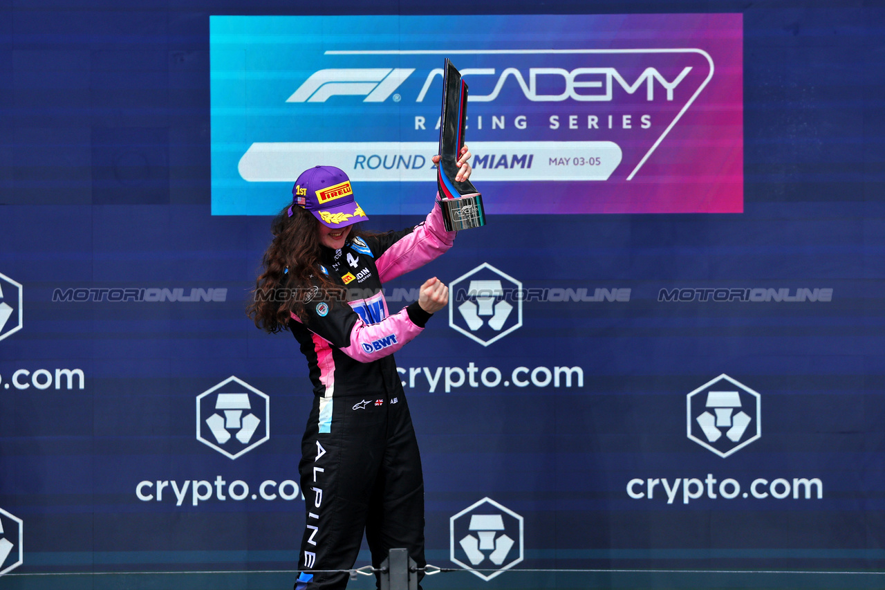 GP MIAMI, Gara winner Abbi Pulling (GBR) Rodin Motorsport celebrates on the podium.

04.05.2024. FIA Formula Academy, Rd 2, Gara 1, Miami, Florida, USA, Saturday.

- www.xpbimages.com, EMail: requests@xpbimages.com Copyright: XPB Images