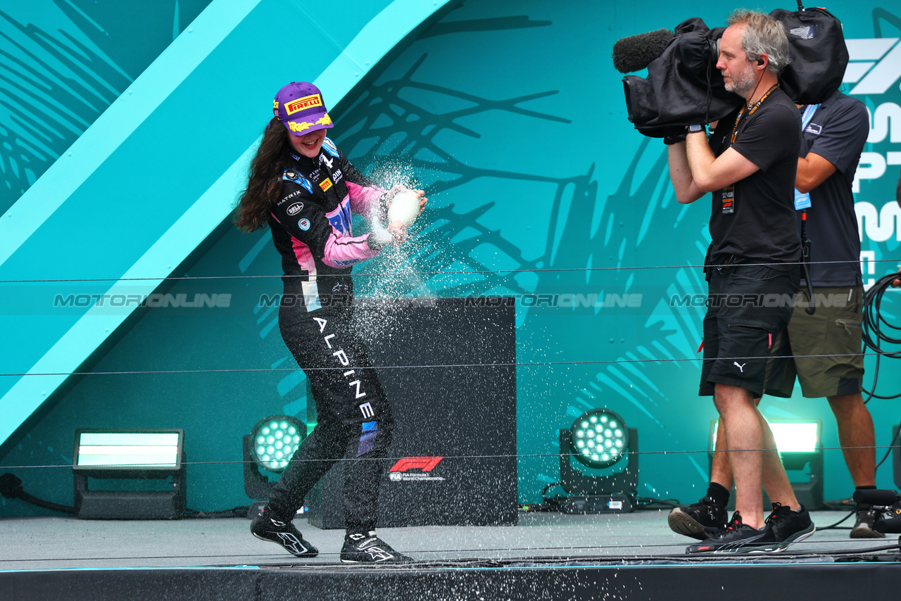 GP MIAMI, Gara winner Abbi Pulling (GBR) Rodin Motorsport celebrates on the podium.

04.05.2024. FIA Formula Academy, Rd 2, Gara 1, Miami, Florida, USA, Saturday.

- www.xpbimages.com, EMail: requests@xpbimages.com Copyright: XPB Images