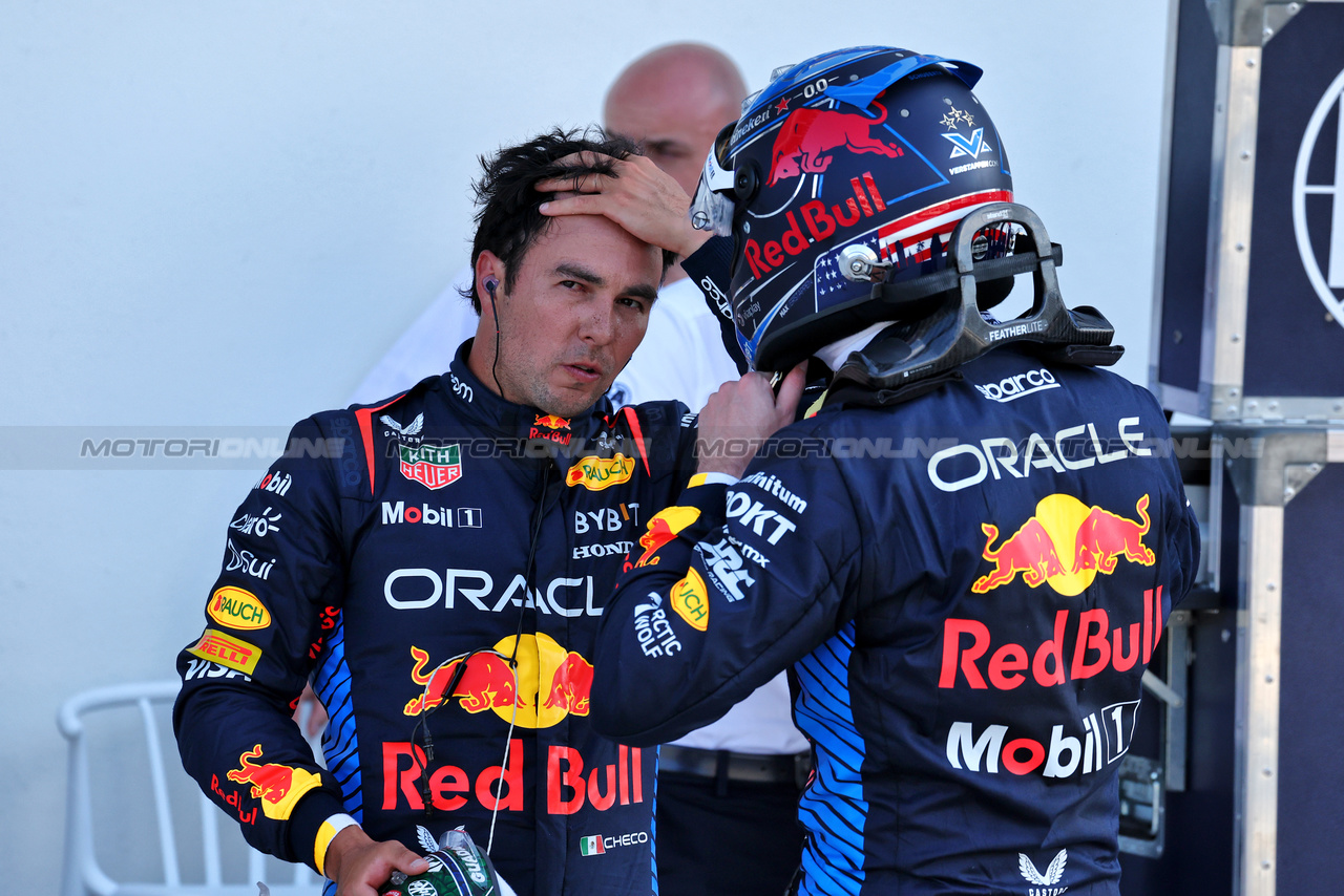 GP MIAMI, (L to R): Sergio Perez (MEX) Red Bull Racing with team mate Max Verstappen (NLD) Red Bull Racing in qualifying parc ferme.

04.05.2024. Formula 1 World Championship, Rd 6, Miami Grand Prix, Miami, Florida, USA, Sprint e Qualifiche Day.

- www.xpbimages.com, EMail: requests@xpbimages.com © Copyright: Moy / XPB Images