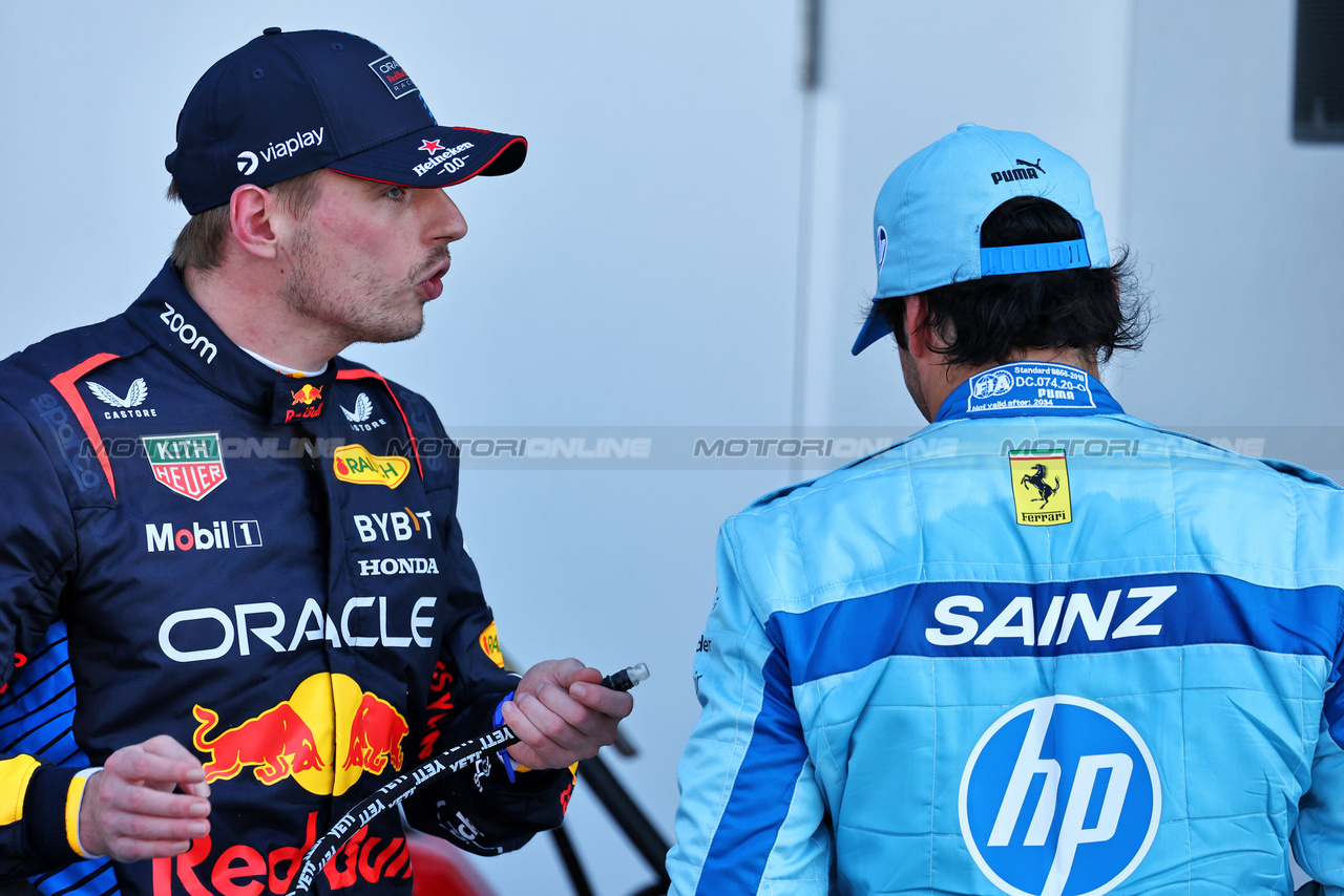 GP MIAMI, (L to R): Max Verstappen (NLD) Red Bull Racing with Carlos Sainz Jr (ESP) Ferrari in qualifying parc ferme.

04.05.2024. Formula 1 World Championship, Rd 6, Miami Grand Prix, Miami, Florida, USA, Sprint e Qualifiche Day.

- www.xpbimages.com, EMail: requests@xpbimages.com © Copyright: Moy / XPB Images