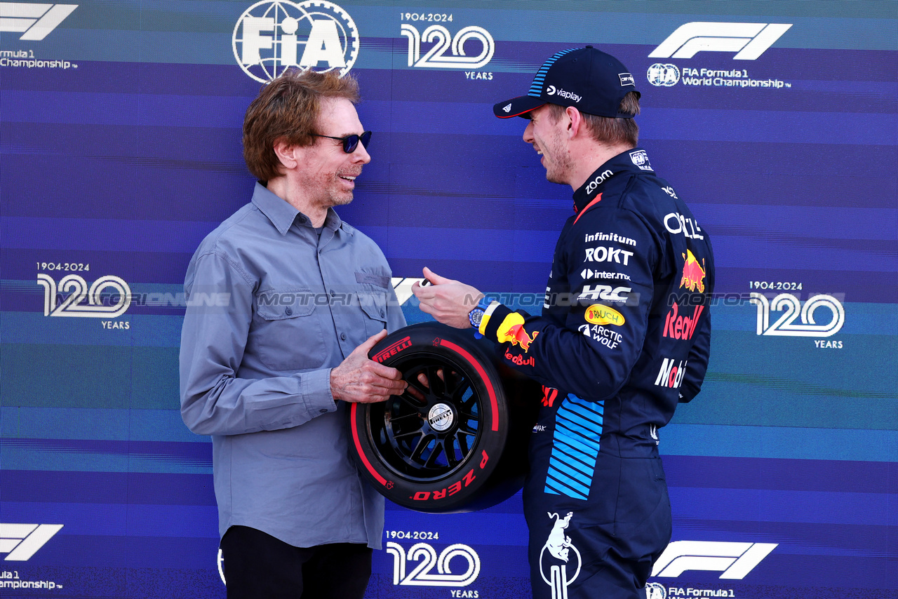 GP MIAMI, (L to R): Jerry Bruckheimer (USA) Film Producer presents the Pirelli Pole Position Award to Max Verstappen (NLD) Red Bull Racing in qualifying parc ferme.

04.05.2024. Formula 1 World Championship, Rd 6, Miami Grand Prix, Miami, Florida, USA, Sprint e Qualifiche Day.

- www.xpbimages.com, EMail: requests@xpbimages.com © Copyright: Moy / XPB Images