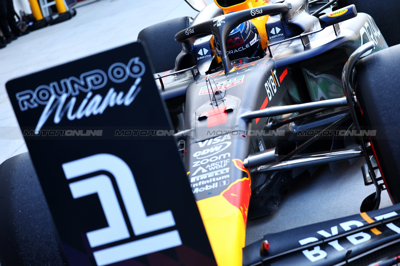 GP MIAMI, Pole sitter Max Verstappen (NLD) Red Bull Racing in qualifying parc ferme.

04.05.2024. Formula 1 World Championship, Rd 6, Miami Grand Prix, Miami, Florida, USA, Sprint e Qualifiche Day.

- www.xpbimages.com, EMail: requests@xpbimages.com © Copyright: Charniaux / XPB Images