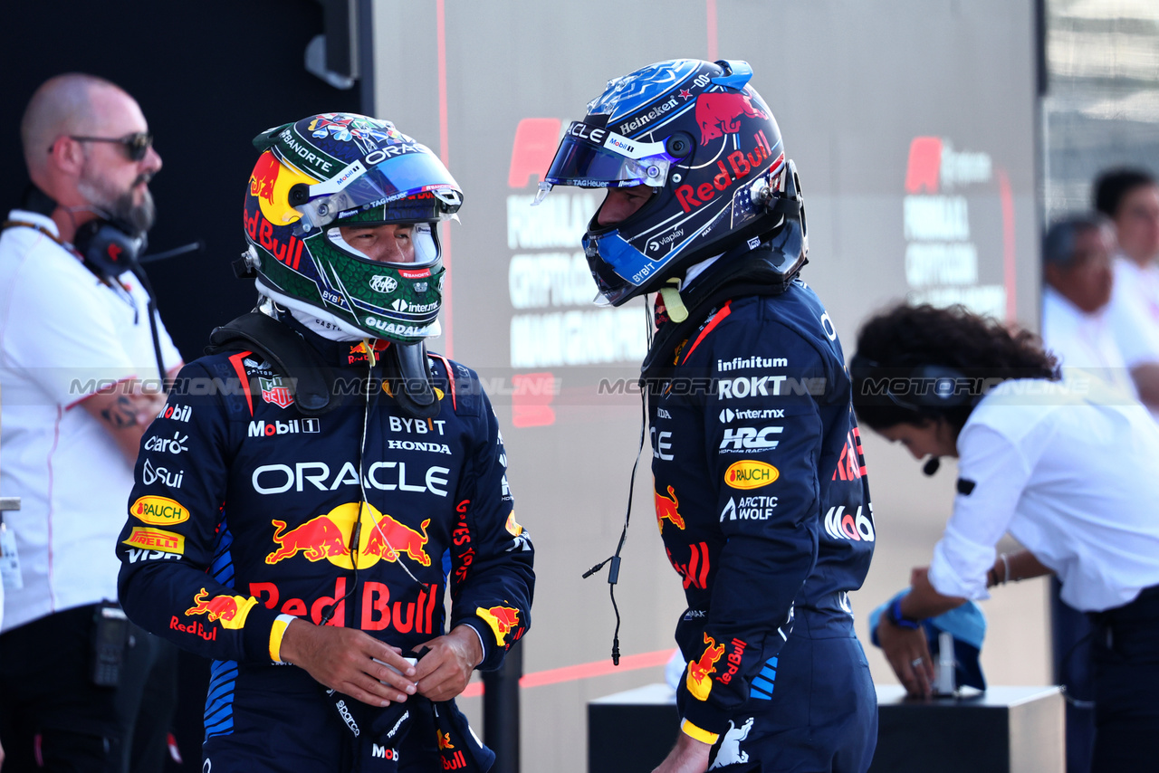 GP MIAMI, (L to R): Sergio Perez (MEX) Red Bull Racing with team mate Max Verstappen (NLD) Red Bull Racing in qualifying parc ferme.

04.05.2024. Formula 1 World Championship, Rd 6, Miami Grand Prix, Miami, Florida, USA, Sprint e Qualifiche Day.

- www.xpbimages.com, EMail: requests@xpbimages.com © Copyright: Charniaux / XPB Images