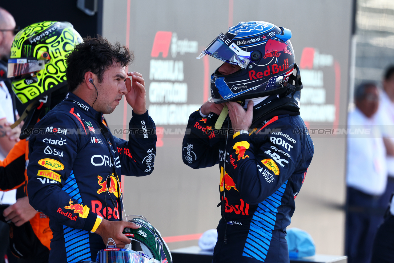 GP MIAMI, (L to R): Sergio Perez (MEX) Red Bull Racing with team mate Max Verstappen (NLD) Red Bull Racing in qualifying parc ferme.

04.05.2024. Formula 1 World Championship, Rd 6, Miami Grand Prix, Miami, Florida, USA, Sprint e Qualifiche Day.

- www.xpbimages.com, EMail: requests@xpbimages.com © Copyright: Charniaux / XPB Images