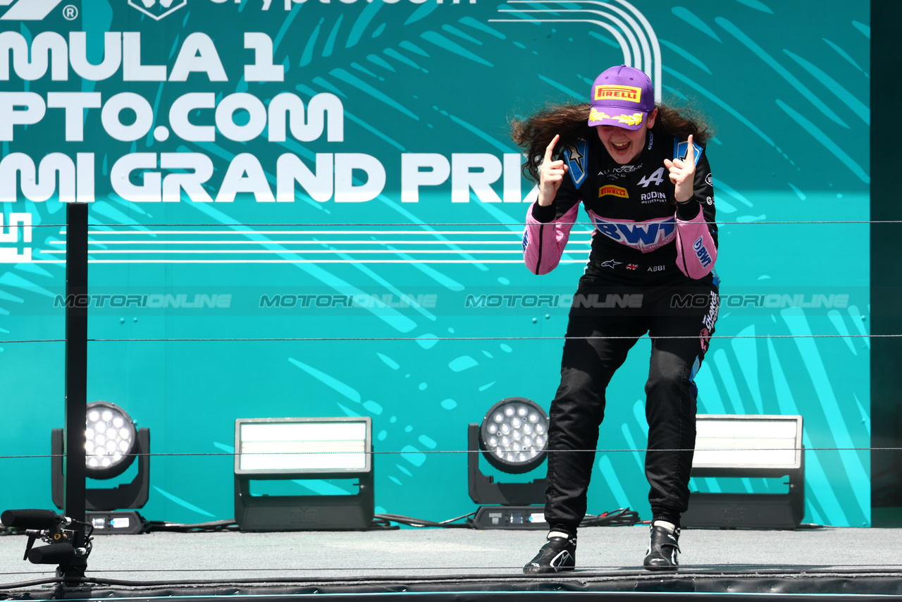 GP MIAMI, Gara winner Abbi Pulling (GBR) Rodin Motorsport celebrates on the podium.

04.05.2024. FIA Formula Academy, Rd 2, Gara 1, Miami, Florida, USA, Saturday.

- www.xpbimages.com, EMail: requests@xpbimages.com Copyright: XPB Images