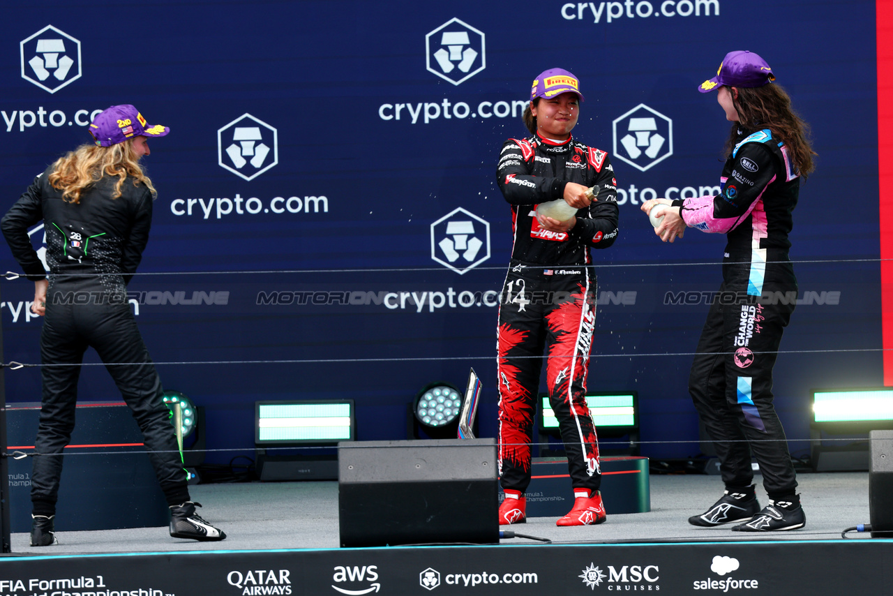 GP MIAMI, The podium (L to R): Doriane Pin (FRA) Prema Racing, second; Chloe Chambers (USA) Campos Racing, second; Abbi Pulling (GBR) Rodin Motorsport, vincitore.

04.05.2024. FIA Formula Academy, Rd 2, Gara 1, Miami, Florida, USA, Saturday.

- www.xpbimages.com, EMail: requests@xpbimages.com Copyright: XPB Images