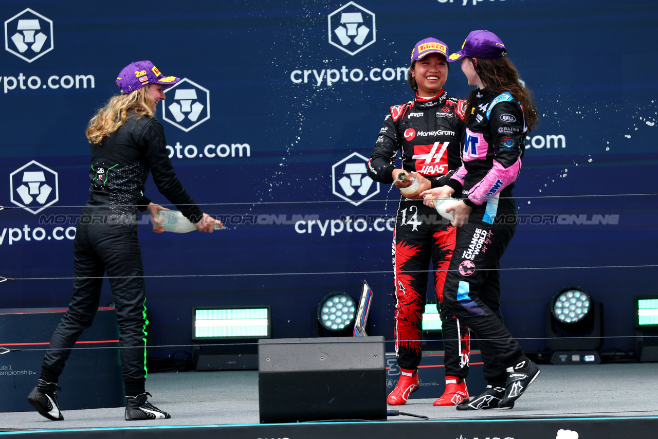 GP MIAMI, The podium (L to R): Doriane Pin (FRA) Prema Racing, second; Chloe Chambers (USA) Campos Racing, second; Abbi Pulling (GBR) Rodin Motorsport, vincitore.

04.05.2024. FIA Formula Academy, Rd 2, Gara 1, Miami, Florida, USA, Saturday.

- www.xpbimages.com, EMail: requests@xpbimages.com Copyright: XPB Images