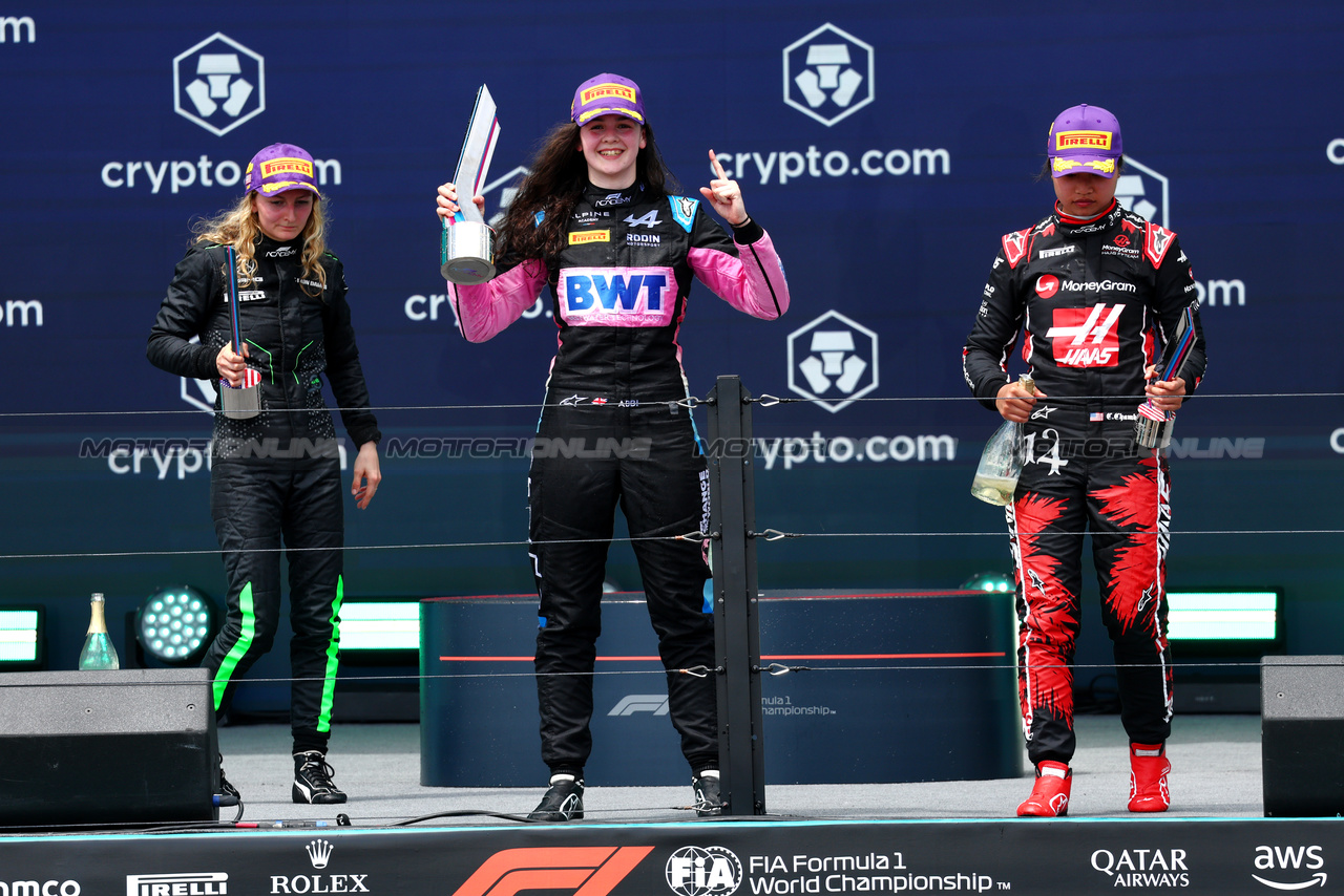 GP MIAMI, The podium (L to R): Doriane Pin (FRA) Prema Racing, second; Abbi Pulling (GBR) Rodin Motorsport, vincitore; Chloe Chambers (USA) Campos Racing, third.

04.05.2024. FIA Formula Academy, Rd 2, Gara 1, Miami, Florida, USA, Saturday.

- www.xpbimages.com, EMail: requests@xpbimages.com Copyright: XPB Images