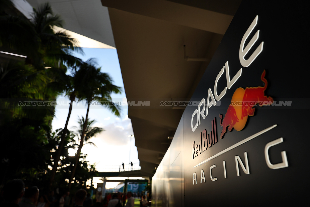 GP MIAMI, Paddock Atmosfera - Red Bull Racing logo.

03.05.2024. Formula 1 World Championship, Rd 6, Miami Grand Prix, Miami, Florida, USA, Sprint Qualifiche Day.

- www.xpbimages.com, EMail: requests@xpbimages.com © Copyright: Moy / XPB Images