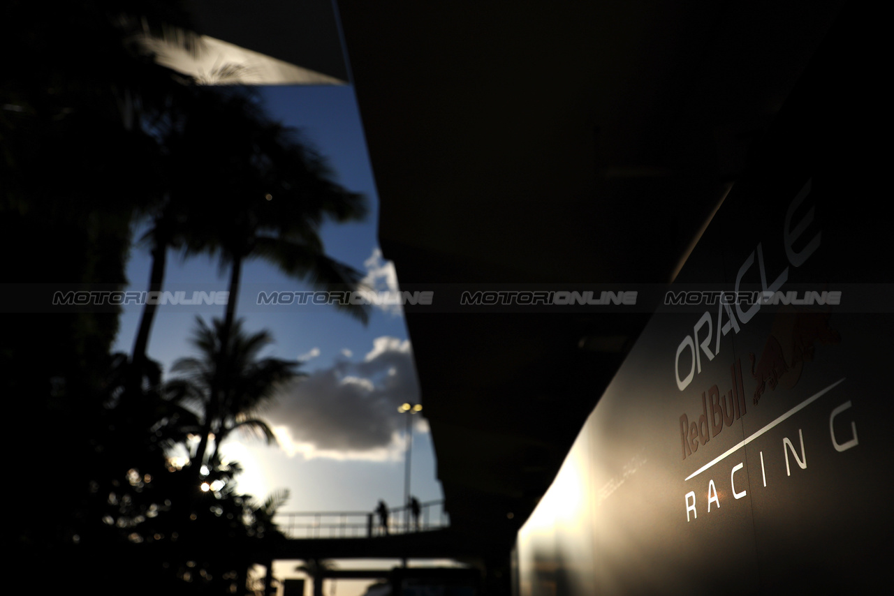 GP MIAMI, Paddock Atmosfera - Red Bull Racing logo.

03.05.2024. Formula 1 World Championship, Rd 6, Miami Grand Prix, Miami, Florida, USA, Sprint Qualifiche Day.

- www.xpbimages.com, EMail: requests@xpbimages.com © Copyright: Moy / XPB Images
