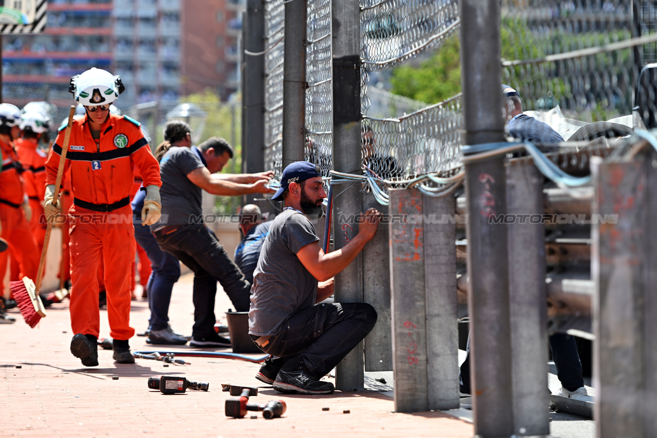 GP MONACO, Barriers are repaired after the partenza crash.

26.05.2024. Formula 1 World Championship, Rd 8, Monaco Grand Prix, Monte Carlo, Monaco, Gara Day.

- www.xpbimages.com, EMail: requests@xpbimages.com © Copyright: Price / XPB Images