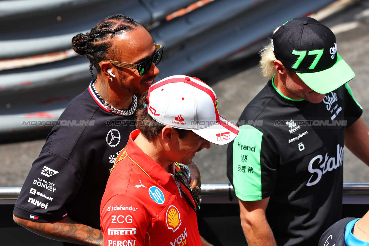 GP MONACO, Charles Leclerc (MON) Ferrari e Lewis Hamilton (GBR) Mercedes AMG F1 on the drivers' parade.

26.05.2024. Formula 1 World Championship, Rd 8, Monaco Grand Prix, Monte Carlo, Monaco, Gara Day.

 - www.xpbimages.com, EMail: requests@xpbimages.com © Copyright: Coates / XPB Images