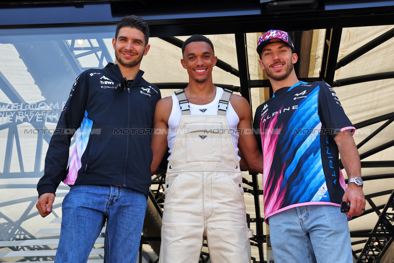 GP MONACO, (L to R): Esteban Ocon (FRA) Alpine F1 Team; Trent Alexander-Arnold (GBR) Footballer; Pierre Gasly (FRA) Alpine F1 Team.



26.05.2024. Formula 1 World Championship, Rd 8, Monaco Grand Prix, Monte Carlo, Monaco, Gara Day.

- www.xpbimages.com, EMail: requests@xpbimages.com © Copyright: Batchelor / XPB Images