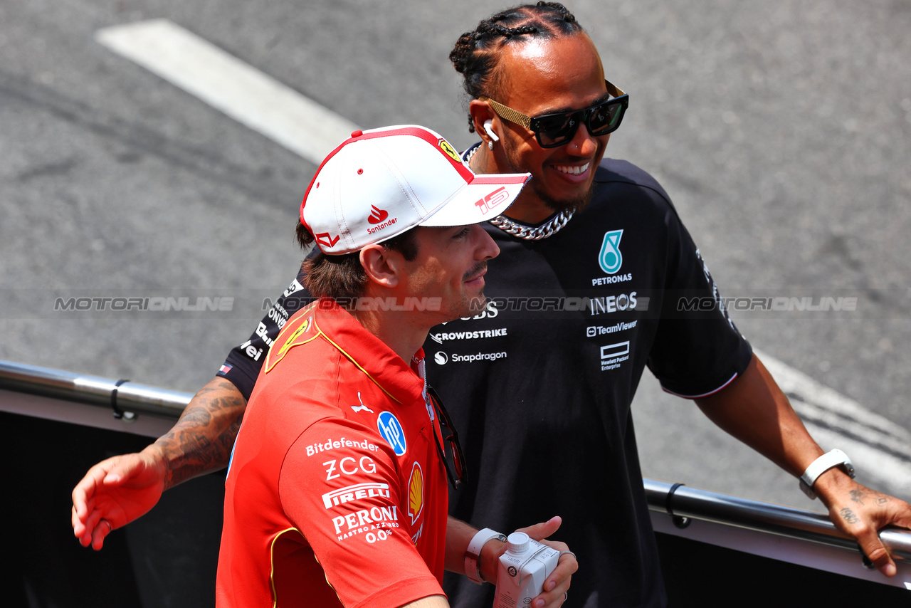 GP MONACO, (L to R): Charles Leclerc (MON) Ferrari e Lewis Hamilton (GBR) Mercedes AMG F1 on the drivers' parade.

26.05.2024. Formula 1 World Championship, Rd 8, Monaco Grand Prix, Monte Carlo, Monaco, Gara Day.

 - www.xpbimages.com, EMail: requests@xpbimages.com © Copyright: Coates / XPB Images