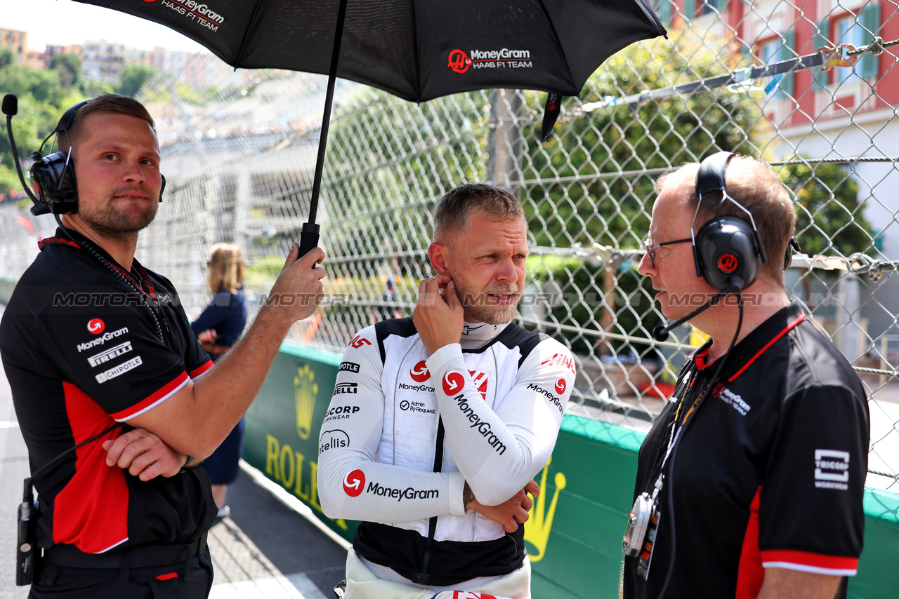 GP MONACO, Kevin Magnussen (DEN) Haas F1 Team with Mark Slade (GBR) Haas F1 Team Gara Engineer on the grid.

26.05.2024. Formula 1 World Championship, Rd 8, Monaco Grand Prix, Monte Carlo, Monaco, Gara Day.

- www.xpbimages.com, EMail: requests@xpbimages.com © Copyright: Bearne / XPB Images