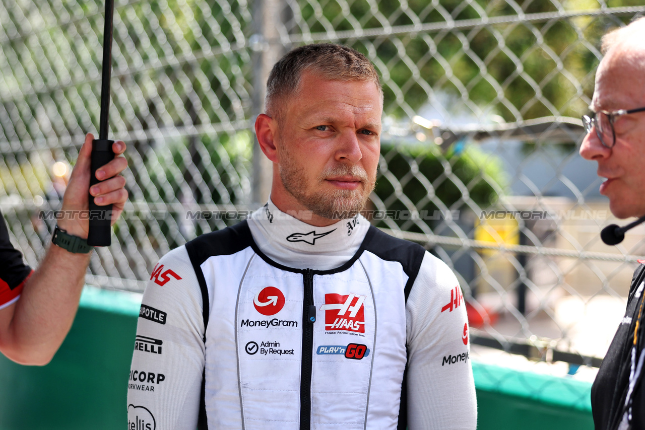 GP MONACO, Kevin Magnussen (DEN) Haas F1 Team with Mark Slade (GBR) Haas F1 Team Gara Engineer on the grid.

26.05.2024. Formula 1 World Championship, Rd 8, Monaco Grand Prix, Monte Carlo, Monaco, Gara Day.

- www.xpbimages.com, EMail: requests@xpbimages.com © Copyright: Bearne / XPB Images