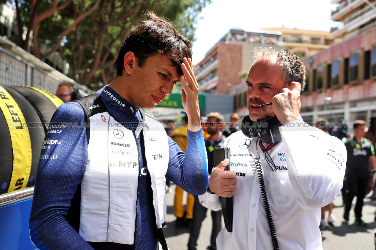 GP MONACO, (L to R): Alexander Albon (THA) Williams Racing with James Urwin (GBR) Williams Racing Gara Engineer on the grid.

26.05.2024. Formula 1 World Championship, Rd 8, Monaco Grand Prix, Monte Carlo, Monaco, Gara Day.

- www.xpbimages.com, EMail: requests@xpbimages.com © Copyright: Bearne / XPB Images