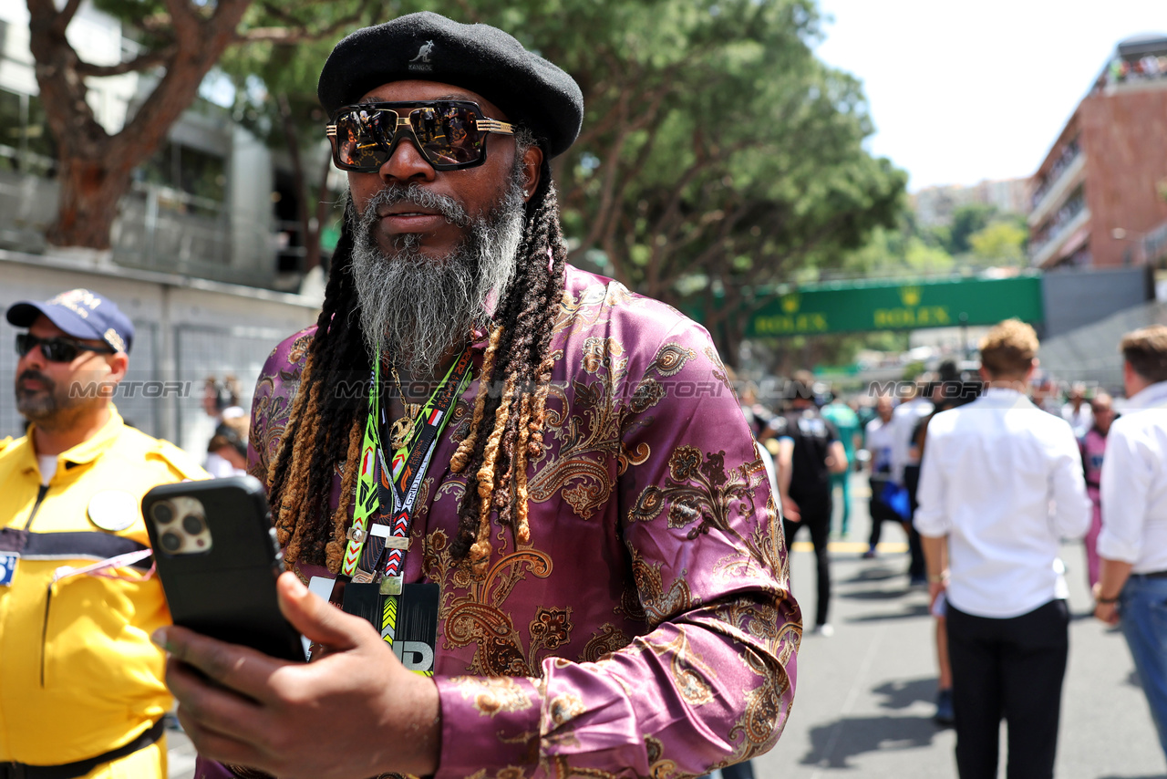 GP MONACO, Chris Gayle (JAM) Former Cricketer on the grid.

26.05.2024. Formula 1 World Championship, Rd 8, Monaco Grand Prix, Monte Carlo, Monaco, Gara Day.

- www.xpbimages.com, EMail: requests@xpbimages.com © Copyright: Bearne / XPB Images