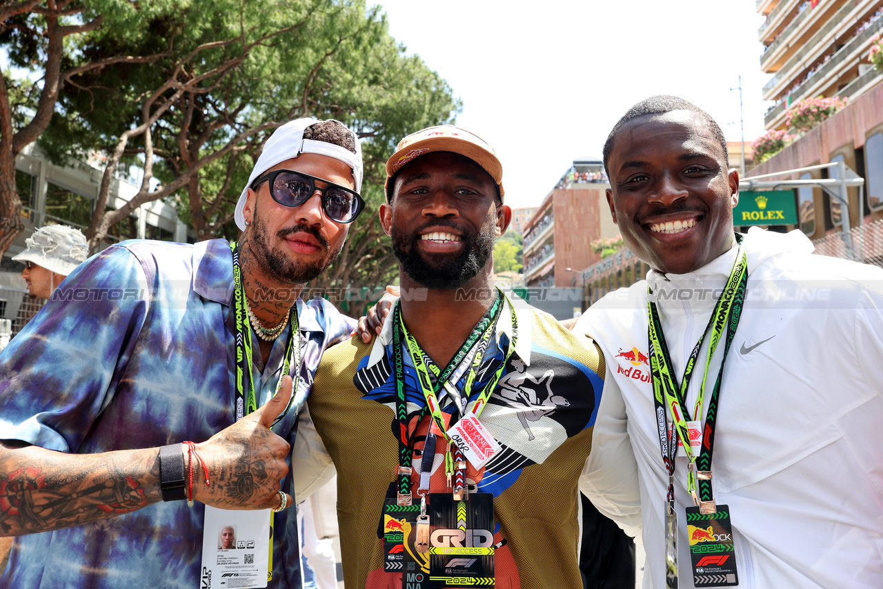 GP MONACO, (L to R): Miles Chamley-Watson (USA) Fencer with Siya Kolisi (RSA) Rugby Player on the grid.

26.05.2024. Formula 1 World Championship, Rd 8, Monaco Grand Prix, Monte Carlo, Monaco, Gara Day.

- www.xpbimages.com, EMail: requests@xpbimages.com © Copyright: Bearne / XPB Images