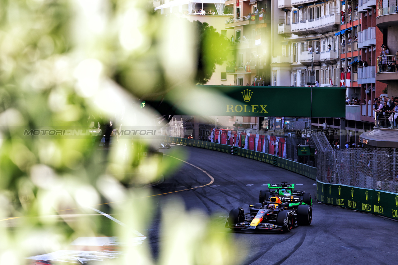 GP MONACO, Max Verstappen (NLD) Red Bull Racing RB20.

26.05.2024. Formula 1 World Championship, Rd 8, Monaco Grand Prix, Monte Carlo, Monaco, Gara Day.

- www.xpbimages.com, EMail: requests@xpbimages.com © Copyright: Charniaux / XPB Images