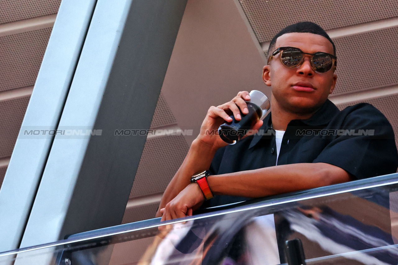 GP MONACO, Kylian Mbappe (FRA) Football Player.

26.05.2024. Formula 1 World Championship, Rd 8, Monaco Grand Prix, Monte Carlo, Monaco, Gara Day.

 - www.xpbimages.com, EMail: requests@xpbimages.com © Copyright: Coates / XPB Images