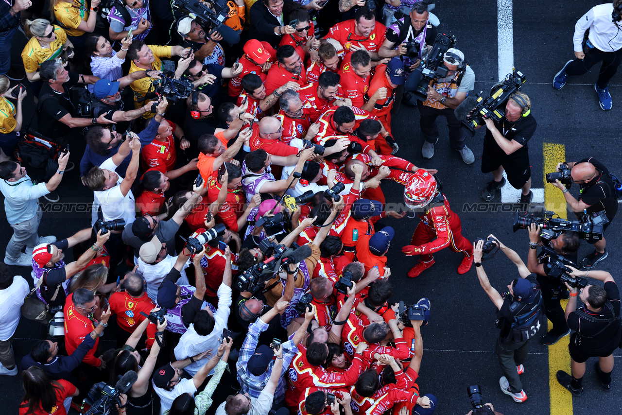GP MONACO, Gara winner Charles Leclerc (MON) Ferrari celebrates with the team in parc ferme.

26.05.2024. Formula 1 World Championship, Rd 8, Monaco Grand Prix, Monte Carlo, Monaco, Gara Day.

- www.xpbimages.com, EMail: requests@xpbimages.com © Copyright: Moy / XPB Images