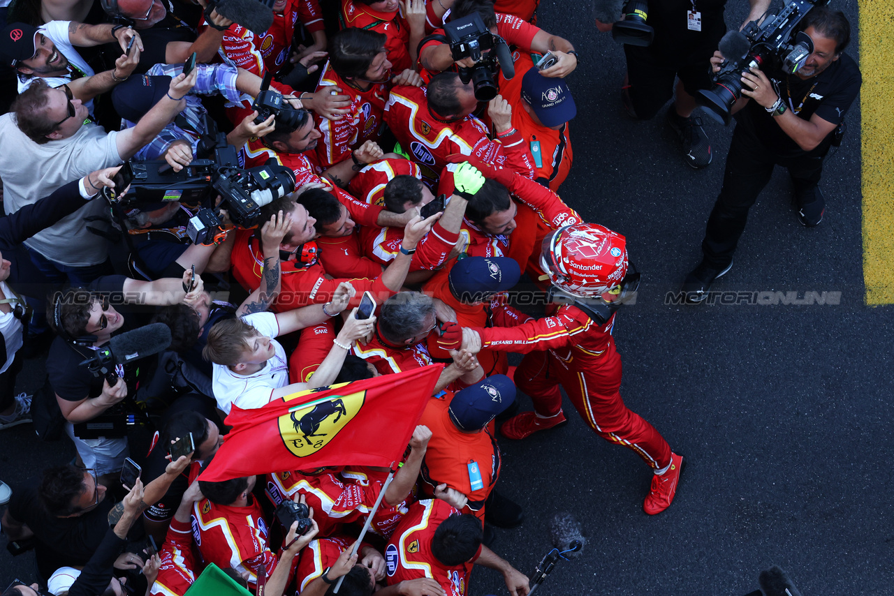 GP MONACO, Gara winner Charles Leclerc (MON) Ferrari celebrates with the team in parc ferme.

26.05.2024. Formula 1 World Championship, Rd 8, Monaco Grand Prix, Monte Carlo, Monaco, Gara Day.

- www.xpbimages.com, EMail: requests@xpbimages.com © Copyright: Moy / XPB Images