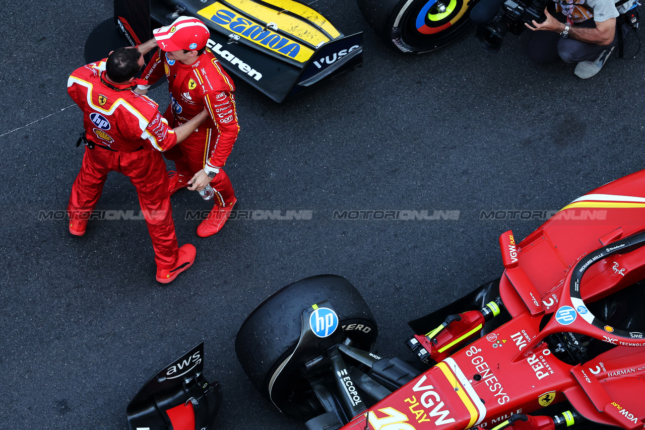 GP MONACO, Gara winner Charles Leclerc (MON) Ferrari celebrates with the team in parc ferme.

26.05.2024. Formula 1 World Championship, Rd 8, Monaco Grand Prix, Monte Carlo, Monaco, Gara Day.

- www.xpbimages.com, EMail: requests@xpbimages.com © Copyright: Moy / XPB Images