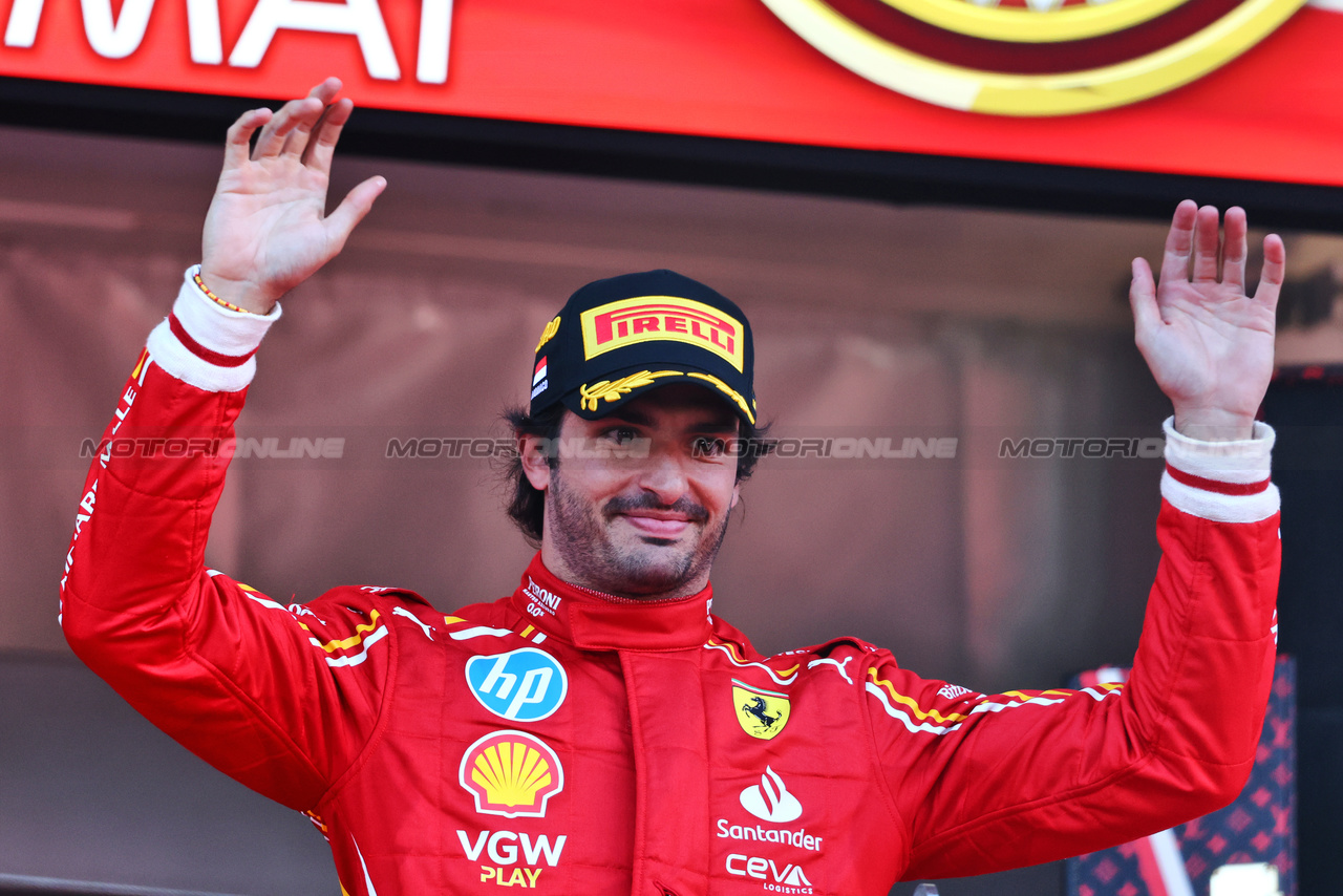 GP MONACO, Carlos Sainz Jr (ESP) Ferrari celebrates his third position on the podium.

26.05.2024. Formula 1 World Championship, Rd 8, Monaco Grand Prix, Monte Carlo, Monaco, Gara Day.

- www.xpbimages.com, EMail: requests@xpbimages.com © Copyright: Charniaux / XPB Images