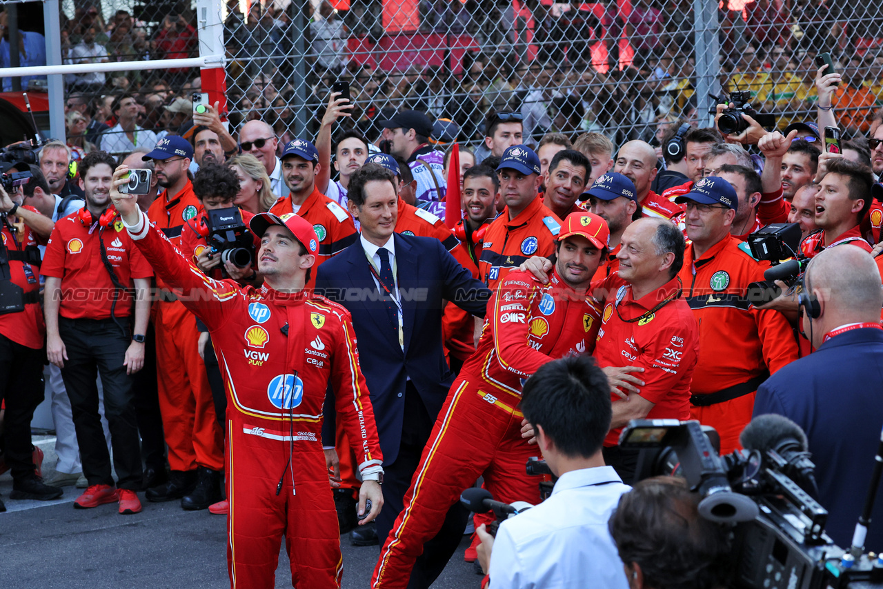 GP MONACO, Gara winner Charles Leclerc (MON) Ferrari celebrates with the team in parc ferme.

26.05.2024. Formula 1 World Championship, Rd 8, Monaco Grand Prix, Monte Carlo, Monaco, Gara Day.

- www.xpbimages.com, EMail: requests@xpbimages.com © Copyright: Bearne / XPB Images