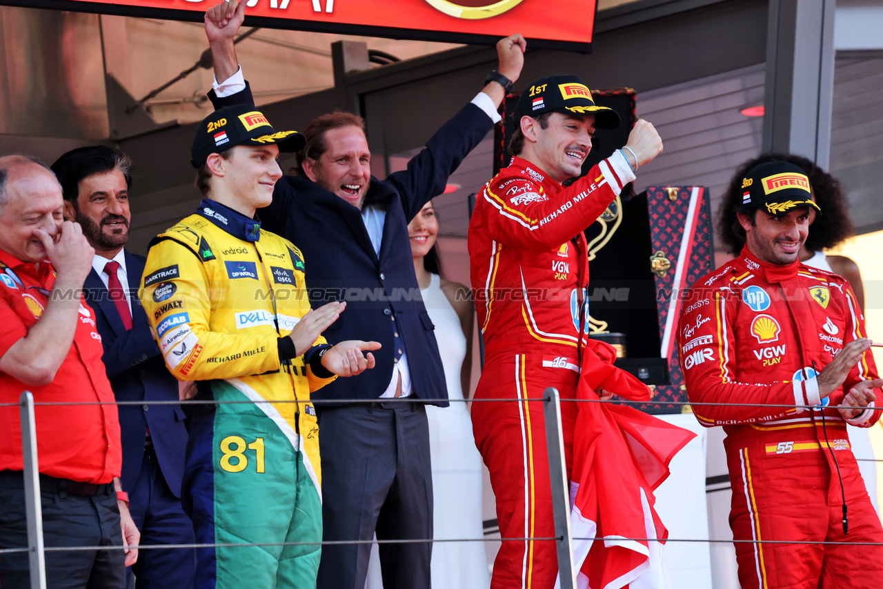 GP MONACO, The podium (L to R): Frederic Vasseur (FRA) Ferrari Team Principal; Oscar Piastri (AUS) McLaren, second; Charles Leclerc (MON) Ferrari, vincitore; Carlos Sainz Jr (ESP) Ferrari, third.

26.05.2024. Formula 1 World Championship, Rd 8, Monaco Grand Prix, Monte Carlo, Monaco, Gara Day.

- www.xpbimages.com, EMail: requests@xpbimages.com © Copyright: Bearne / XPB Images