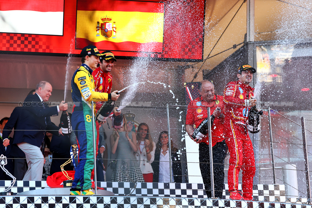 GP MONACO, The podium: Frederic Vasseur (FRA) Ferrari Team Principal; Oscar Piastri (AUS) McLaren, second; Charles Leclerc (MON) Ferrari, vincitore; Carlos Sainz Jr (ESP) Ferrari, third. HSH Prince Albert of Monaco (MON) (Left) sprays the champagne too.

26.05.2024. Formula 1 World Championship, Rd 8, Monaco Grand Prix, Monte Carlo, Monaco, Gara Day.

- www.xpbimages.com, EMail: requests@xpbimages.com © Copyright: Charniaux / XPB Images