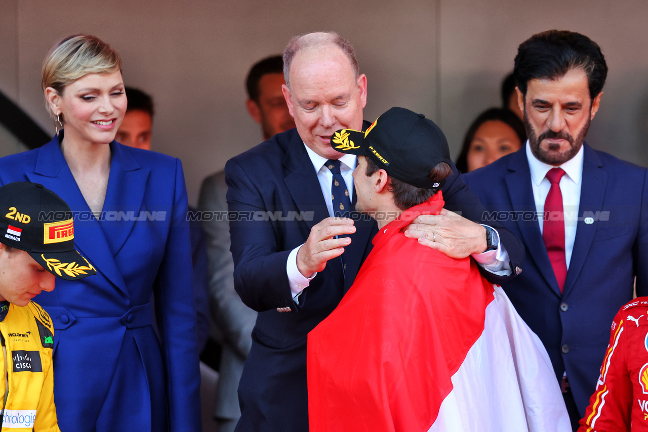 GP MONACO, Gara winner Charles Leclerc (MON) Ferrari celebrates with HSH Prince Albert of Monaco (MON) e Princess Charlene of Monaco on the podium.

26.05.2024. Formula 1 World Championship, Rd 8, Monaco Grand Prix, Monte Carlo, Monaco, Gara Day.

- www.xpbimages.com, EMail: requests@xpbimages.com © Copyright: Batchelor / XPB Images