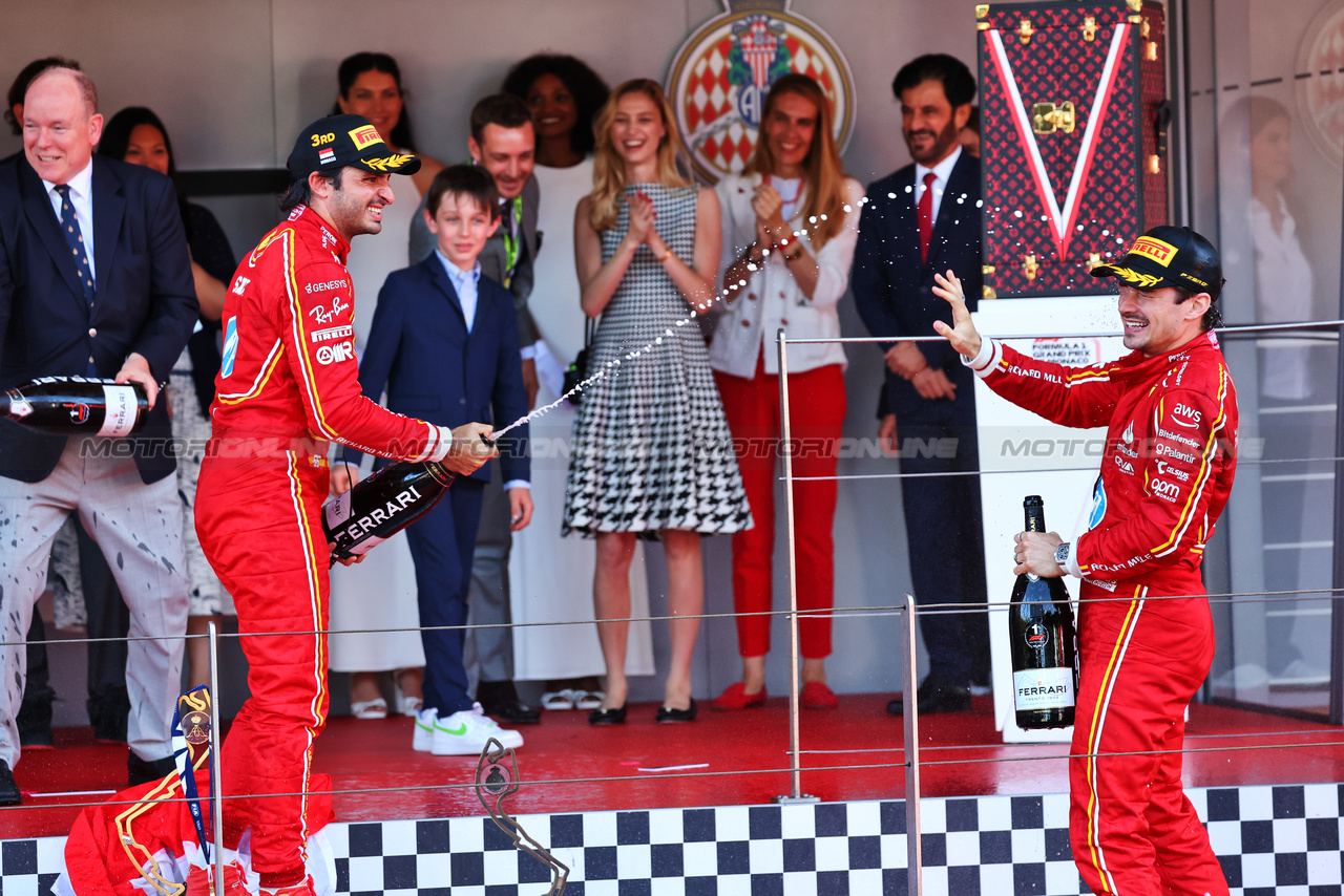 GP MONACO, Gara winner Charles Leclerc (MON) Ferrari celebrates with the champagne with Carlos Sainz Jr (ESP) Ferrari.

26.05.2024. Formula 1 World Championship, Rd 8, Monaco Grand Prix, Monte Carlo, Monaco, Gara Day.

- www.xpbimages.com, EMail: requests@xpbimages.com © Copyright: Batchelor / XPB Images
