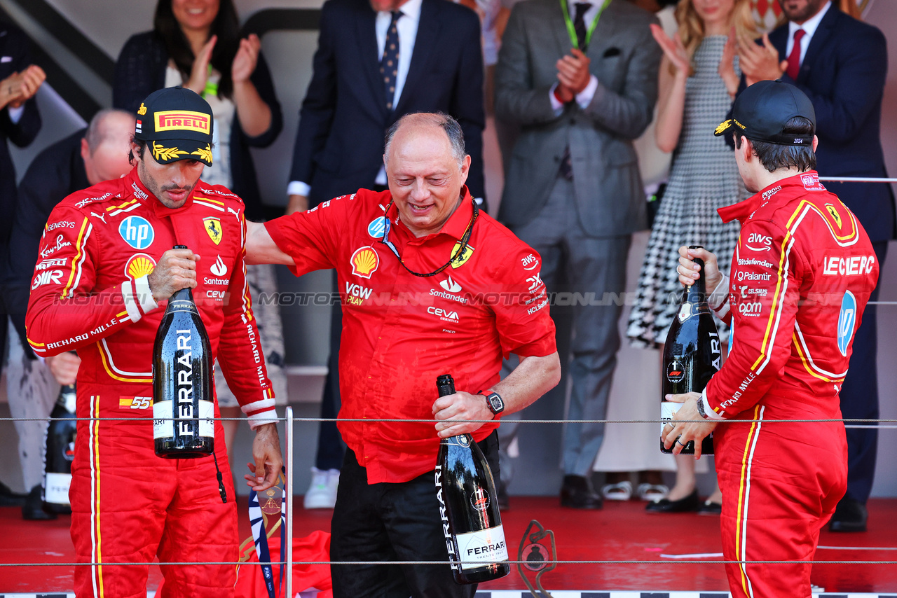 GP MONACO, (L to R): Carlos Sainz Jr (ESP) Ferrari celebrates his third position with Frederic Vasseur (FRA) Ferrari Team Principal e vincitore Charles Leclerc (MON) Ferrari on the podium.

26.05.2024. Formula 1 World Championship, Rd 8, Monaco Grand Prix, Monte Carlo, Monaco, Gara Day.

- www.xpbimages.com, EMail: requests@xpbimages.com © Copyright: Batchelor / XPB Images