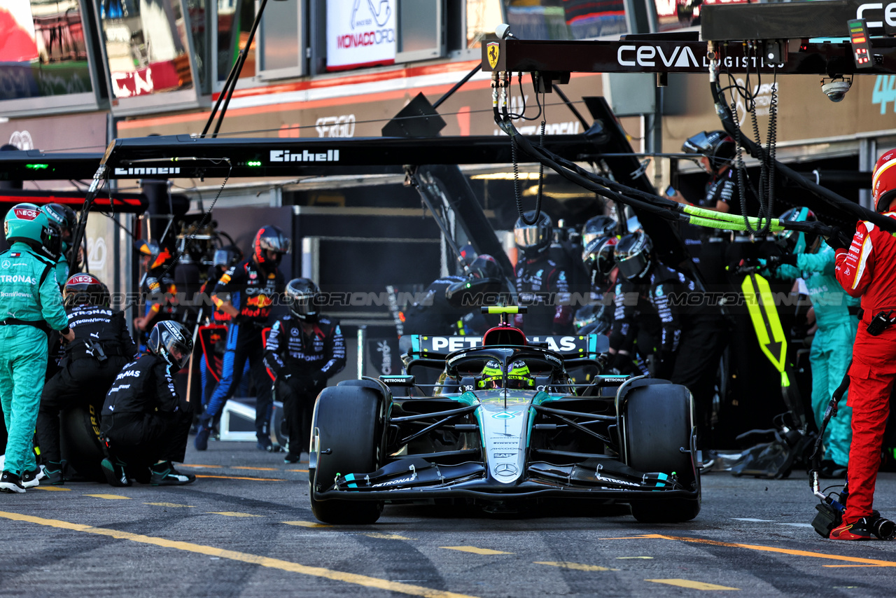 GP MONACO, Lewis Hamilton (GBR) Mercedes AMG F1 W15 makes a pit stop.

26.05.2024. Formula 1 World Championship, Rd 8, Monaco Grand Prix, Monte Carlo, Monaco, Gara Day.

- www.xpbimages.com, EMail: requests@xpbimages.com © Copyright: Batchelor / XPB Images