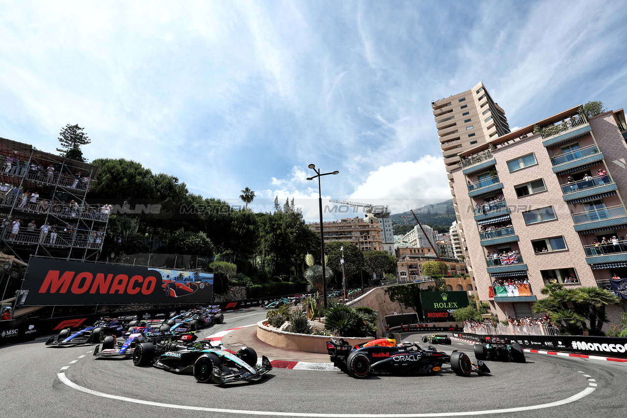 GP MONACO, Max Verstappen (NLD) Red Bull Racing RB20 davanti a Lewis Hamilton (GBR) Mercedes AMG F1 W15 at the partenza of the race.

26.05.2024. Formula 1 World Championship, Rd 8, Monaco Grand Prix, Monte Carlo, Monaco, Gara Day.

- www.xpbimages.com, EMail: requests@xpbimages.com © Copyright: Moy / XPB Images