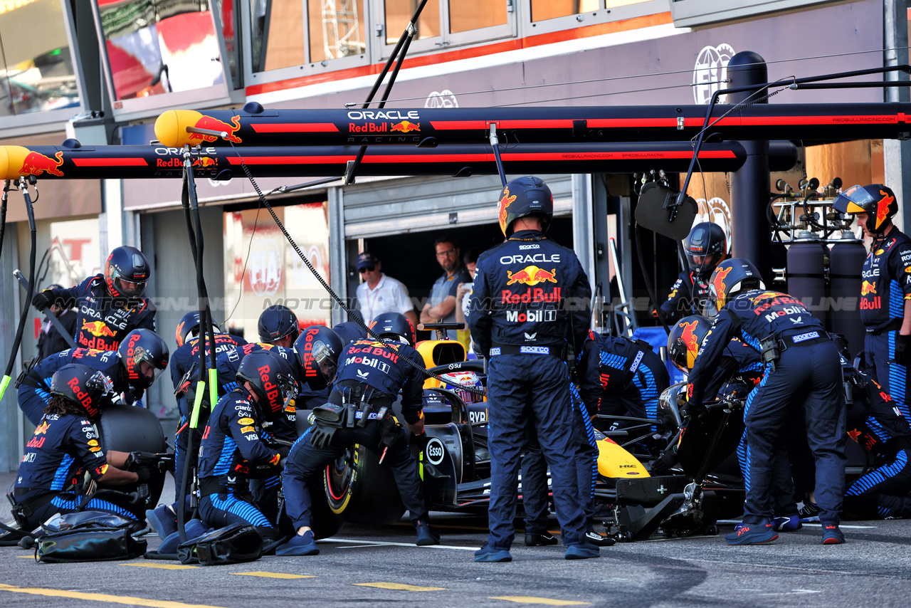 GP MONACO, Max Verstappen (NLD) Red Bull Racing RB20 makes a pit stop.

26.05.2024. Formula 1 World Championship, Rd 8, Monaco Grand Prix, Monte Carlo, Monaco, Gara Day.

- www.xpbimages.com, EMail: requests@xpbimages.com © Copyright: Batchelor / XPB Images