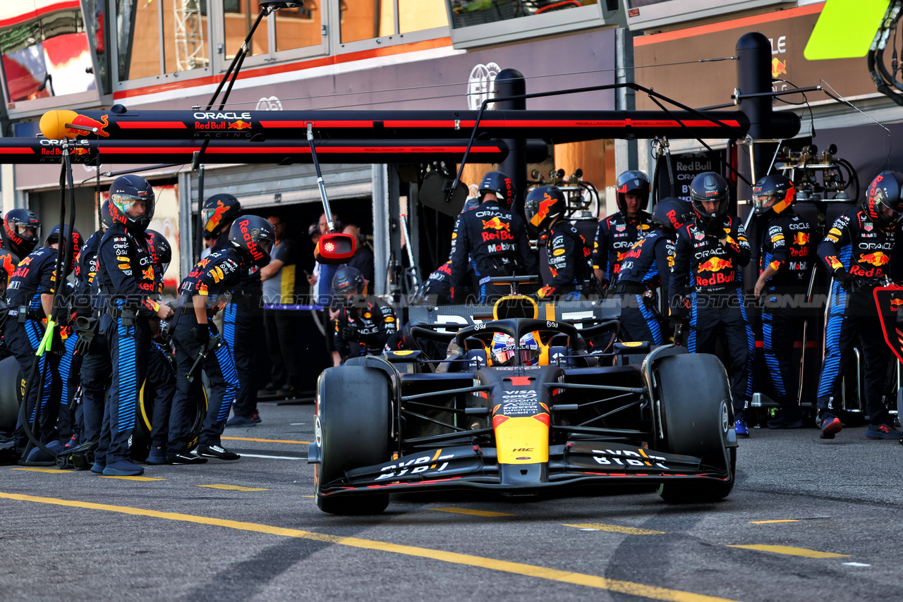 GP MONACO, Max Verstappen (NLD) Red Bull Racing RB20 makes a pit stop.

26.05.2024. Formula 1 World Championship, Rd 8, Monaco Grand Prix, Monte Carlo, Monaco, Gara Day.

- www.xpbimages.com, EMail: requests@xpbimages.com © Copyright: Batchelor / XPB Images