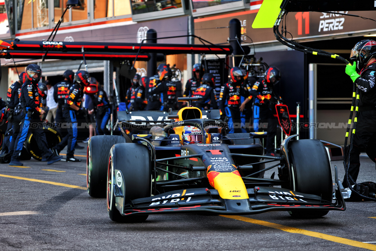 GP MONACO, Max Verstappen (NLD) Red Bull Racing RB20 makes a pit stop.

26.05.2024. Formula 1 World Championship, Rd 8, Monaco Grand Prix, Monte Carlo, Monaco, Gara Day.

- www.xpbimages.com, EMail: requests@xpbimages.com © Copyright: Batchelor / XPB Images