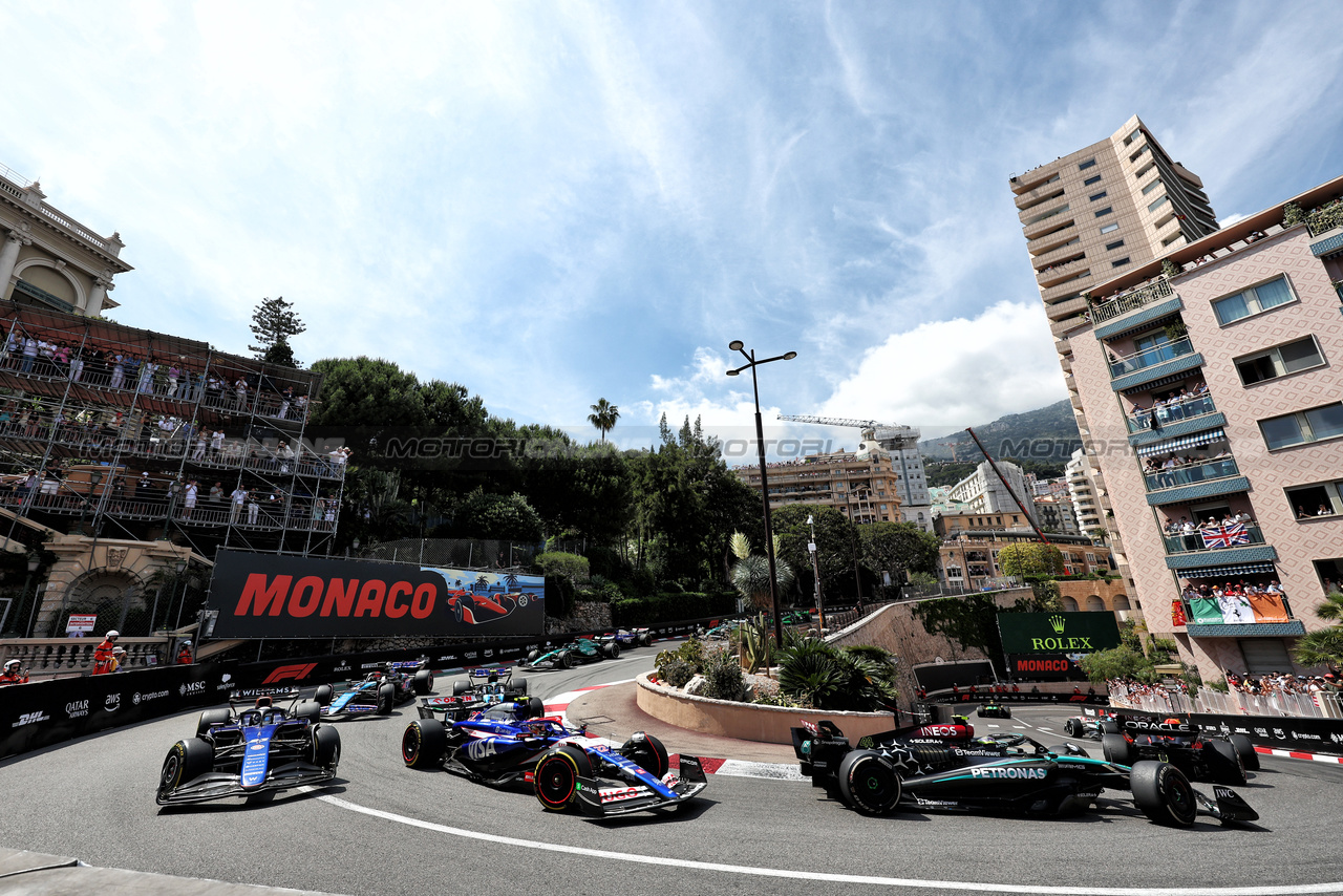 GP MONACO, Yuki Tsunoda (JPN) RB VCARB 01 e Alexander Albon (THA) Williams Racing FW46 at the partenza of the race.

26.05.2024. Formula 1 World Championship, Rd 8, Monaco Grand Prix, Monte Carlo, Monaco, Gara Day.

- www.xpbimages.com, EMail: requests@xpbimages.com © Copyright: Moy / XPB Images