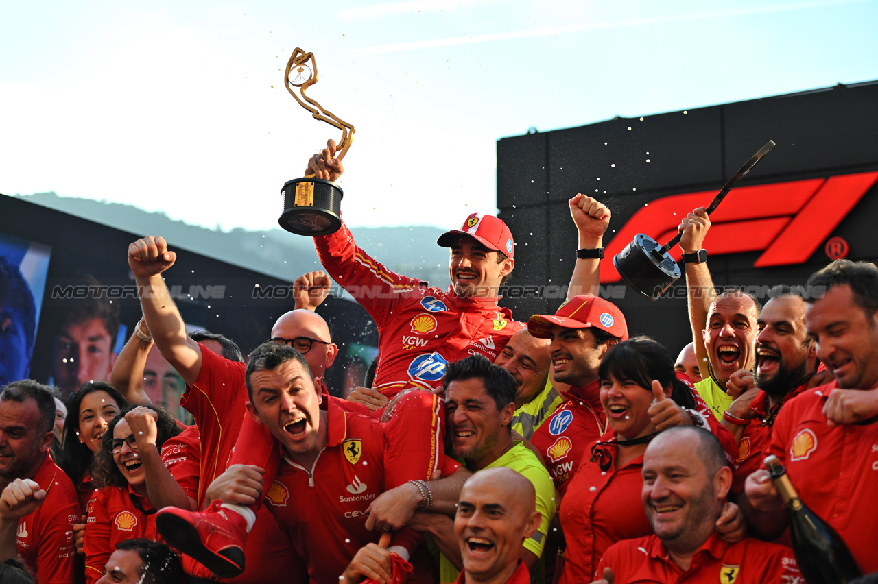 GP MONACO, Gara winner Charles Leclerc (MON) Ferrari celebrates with the team.

26.05.2024. Formula 1 World Championship, Rd 8, Monaco Grand Prix, Monte Carlo, Monaco, Gara Day.

- www.xpbimages.com, EMail: requests@xpbimages.com © Copyright: Price / XPB Images