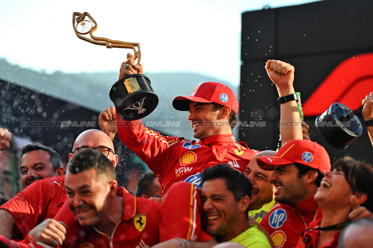 GP MONACO, Gara winner Charles Leclerc (MON) Ferrari celebrates with the team.

26.05.2024. Formula 1 World Championship, Rd 8, Monaco Grand Prix, Monte Carlo, Monaco, Gara Day.

- www.xpbimages.com, EMail: requests@xpbimages.com © Copyright: Price / XPB Images