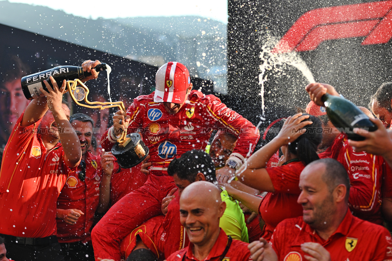 GP MONACO, Gara winner Charles Leclerc (MON) Ferrari celebrates with the team.

26.05.2024. Formula 1 World Championship, Rd 8, Monaco Grand Prix, Monte Carlo, Monaco, Gara Day.

- www.xpbimages.com, EMail: requests@xpbimages.com © Copyright: Price / XPB Images