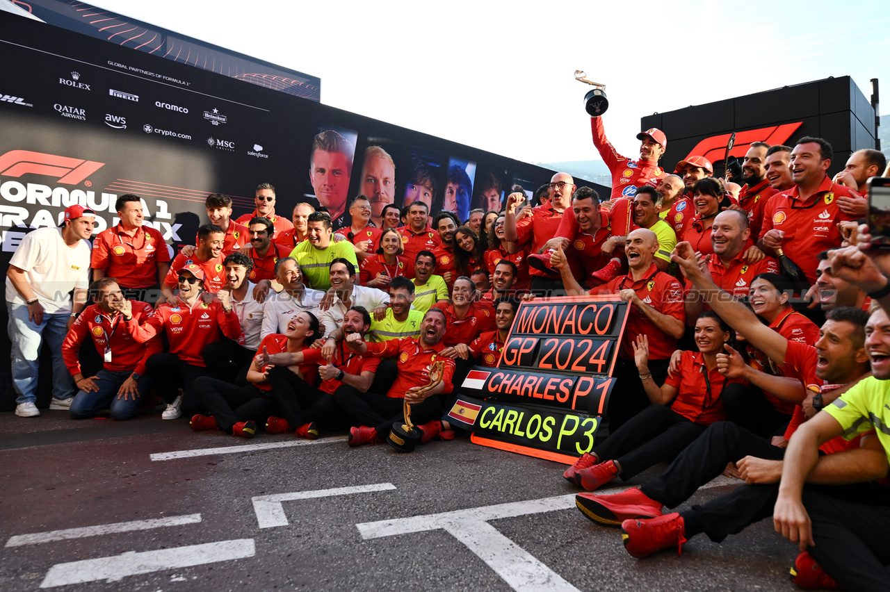 GP MONACO, Gara winner Charles Leclerc (MON) Ferrari celebrates with the team.

26.05.2024. Formula 1 World Championship, Rd 8, Monaco Grand Prix, Monte Carlo, Monaco, Gara Day.

- www.xpbimages.com, EMail: requests@xpbimages.com © Copyright: Price / XPB Images