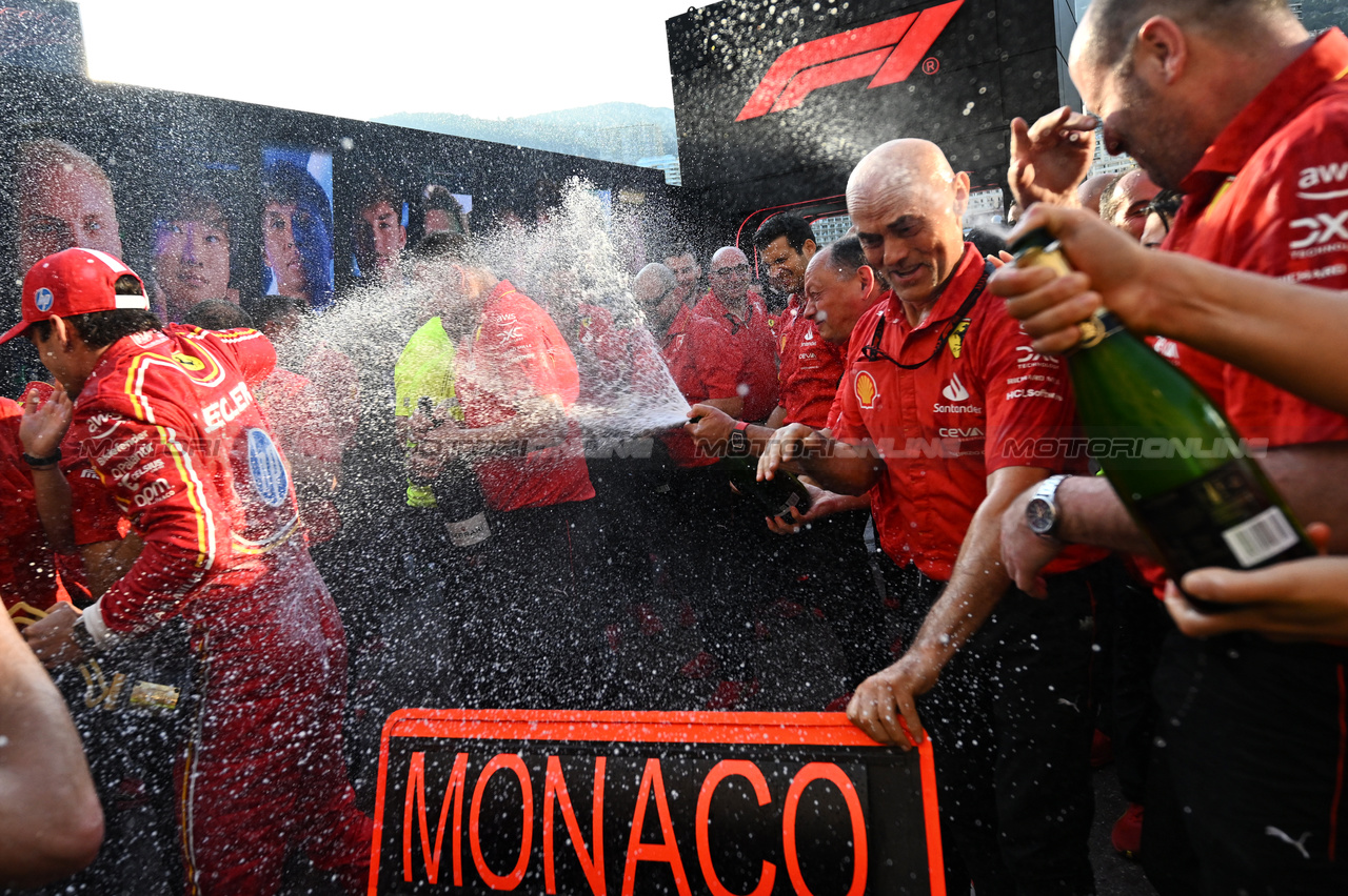 GP MONACO, Gara winner Charles Leclerc (MON) Ferrari celebrates with the team.

26.05.2024. Formula 1 World Championship, Rd 8, Monaco Grand Prix, Monte Carlo, Monaco, Gara Day.

- www.xpbimages.com, EMail: requests@xpbimages.com © Copyright: Price / XPB Images