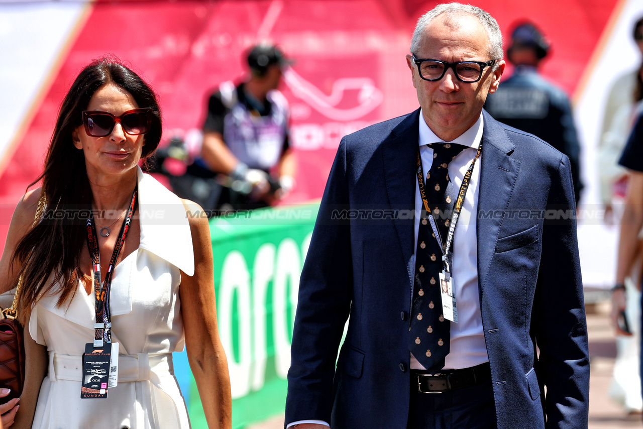 GP MONACO, Stefano Domenicali (ITA) Formula One President e CEO with sua moglie Silvia.

26.05.2024. Formula 1 World Championship, Rd 8, Monaco Grand Prix, Monte Carlo, Monaco, Gara Day.

 - www.xpbimages.com, EMail: requests@xpbimages.com © Copyright: Coates / XPB Images