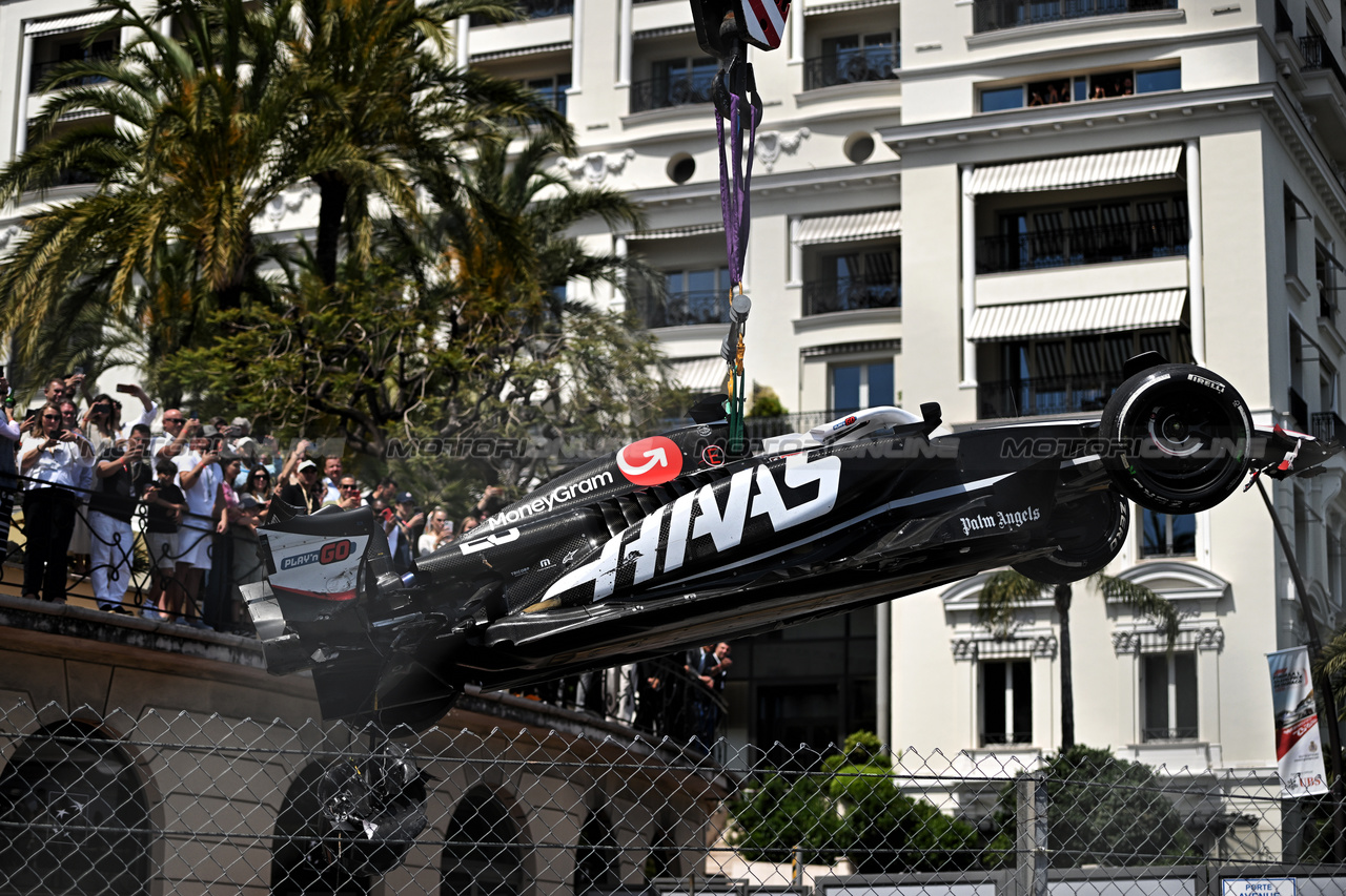 GP MONACO, The Haas VF-24 of Kevin Magnussen (DEN) Haas F1 Team is craned from the circuit after the race stopping partenza crash.

26.05.2024. Formula 1 World Championship, Rd 8, Monaco Grand Prix, Monte Carlo, Monaco, Gara Day.

- www.xpbimages.com, EMail: requests@xpbimages.com © Copyright: Price / XPB Images