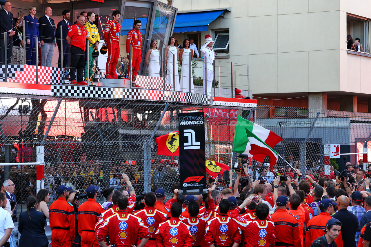 GP MONACO, The podium (L to R): Frederic Vasseur (FRA) Ferrari Team Principal; Oscar Piastri (AUS) McLaren, second; Charles Leclerc (MON) Ferrari, vincitore; Carlos Sainz Jr (ESP) Ferrari, third.

26.05.2024. Formula 1 World Championship, Rd 8, Monaco Grand Prix, Monte Carlo, Monaco, Gara Day.

 - www.xpbimages.com, EMail: requests@xpbimages.com © Copyright: Coates / XPB Images